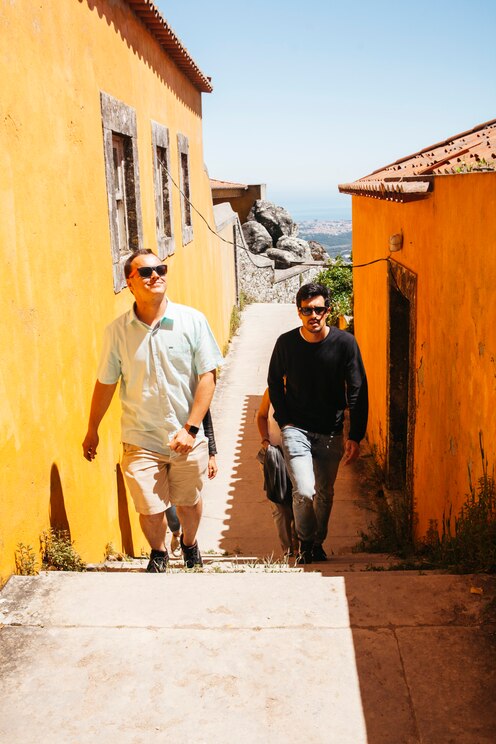 Show full-screen, host-provided image