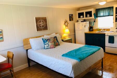 Studio, 300 yards to Glendon Beach Nautical Nest#5