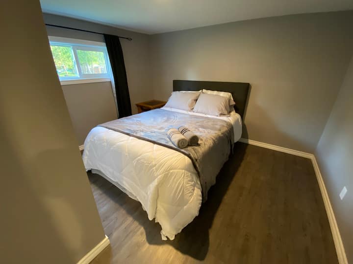 ห้องนอนชั้นหลักพร้อมเตียงควีนไซส์เตียงมีลิ้นชัก 4 ลิ้นชักในกรอบ/ฐานเราจะเพิ่มตู้ลิ้นชักเมื่อมันเข้ามา 