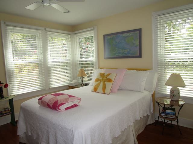 Charming cottage-own bath;near downtown &Parris Is