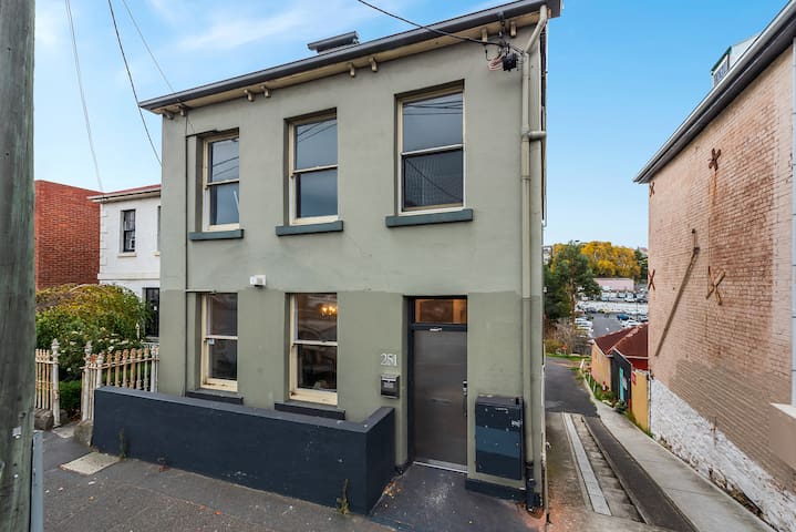 City Retreat Hobart-Stylish 2 bedroom Townhouse