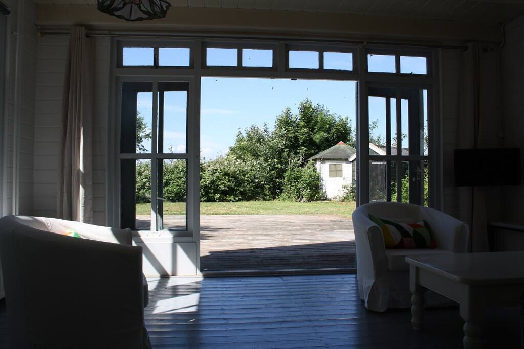 Via openslaande deuren kom je op het terras en in de tuin..