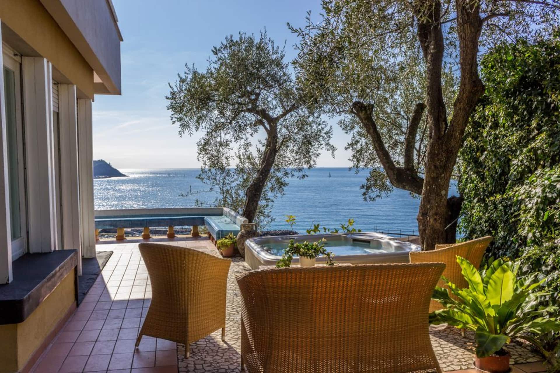 Villa met panoramisch uitzicht op zee, terras en jacuzzi's. LAST MINUTE JUNI
