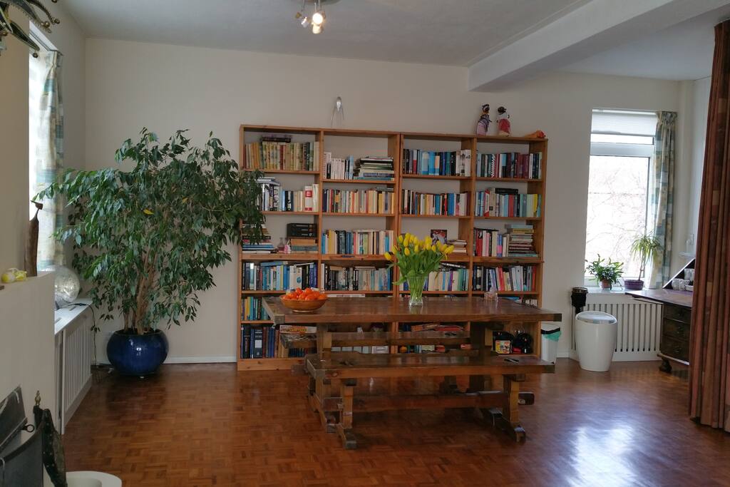 Living room: breakfast table