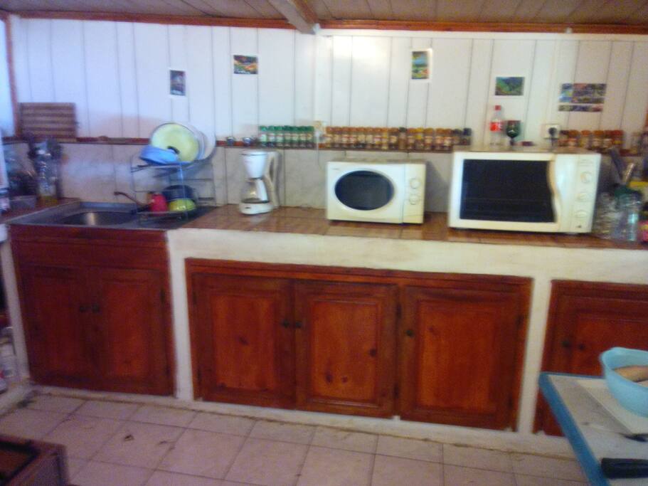 La cuisine (four, micro-onde, gaz, frigo et tous les ustensiles, placard privé pour ranger ses courses