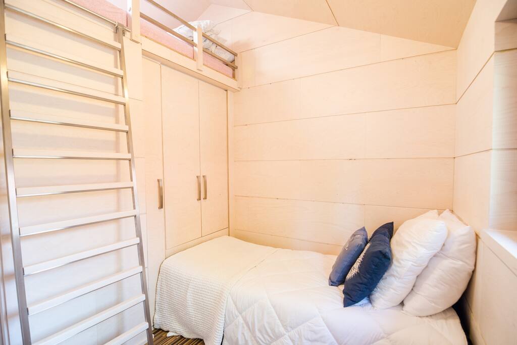 Second bedroom with one single bed + floor with the mattrace for two