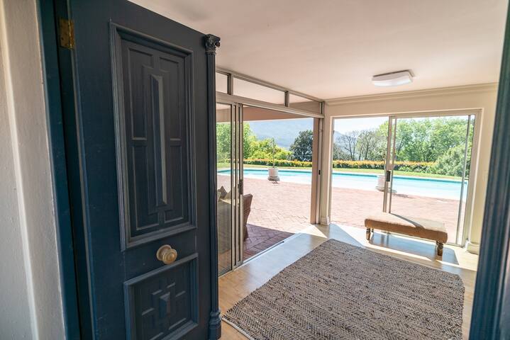 Tranquil Mountain View Bishopscourt gallery image 3