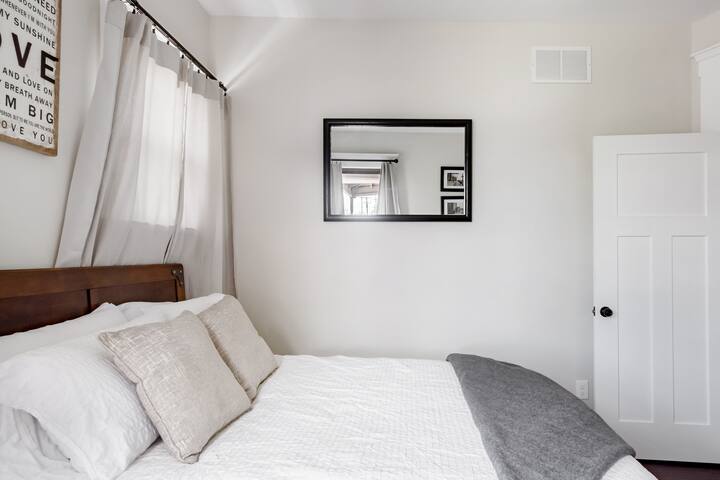 Flowing King Lincoln Home Close to Downtown gallery image 4