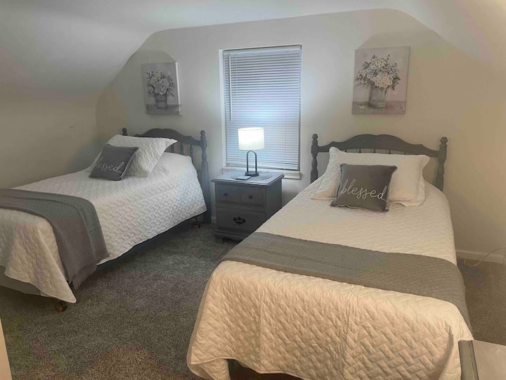 Schlafzimmer im Obergeschoss - 2 Einzelbetten.