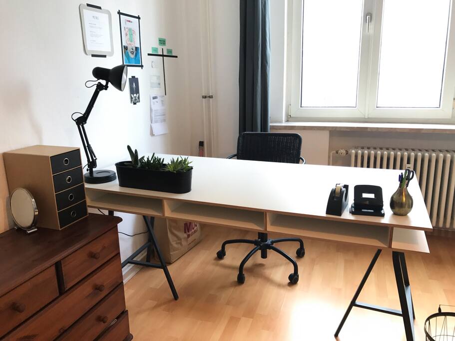 my favourite thing about the room: spacious desk for some concentrated work