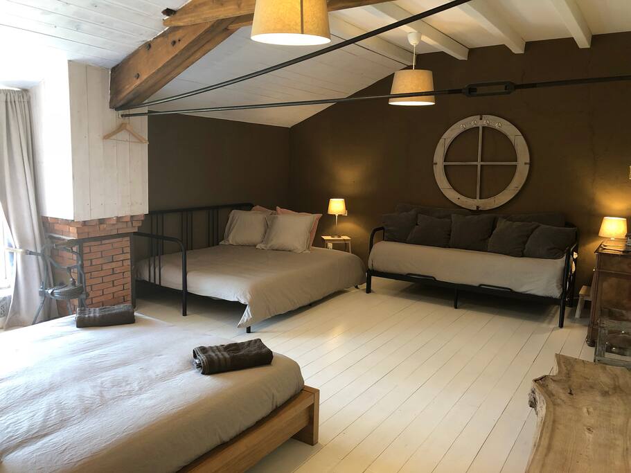 Chambre familiale jusqu'à 6 personnes et 1 lit parapluie.
Ici mode 2 lits 160x200 et 1 lit de 80x200.