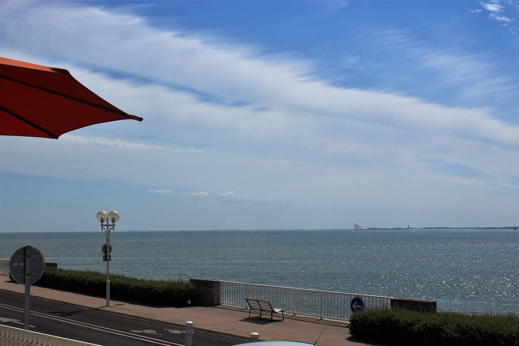Vu de la terrasse vers la plage du Pigeonnier.