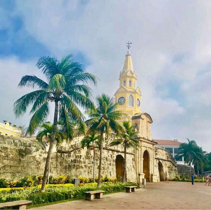 Cerca del símbolo arquitectónico más representativo de Cartagena Torre del Reloj.