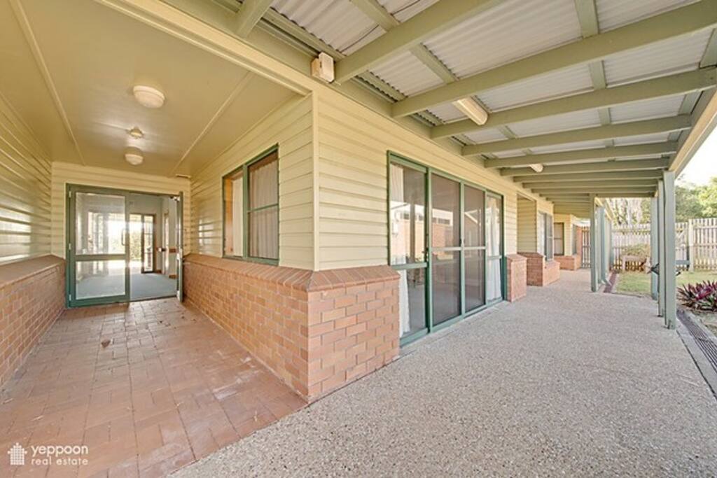 Wide verandahs