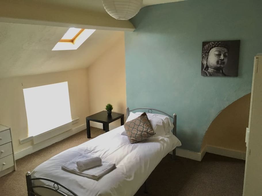 Single bed with double bedroom & chest of drawers