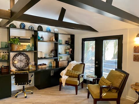 Top performing Airbnb: Under the Oak Montrose in Neartown Montrose
