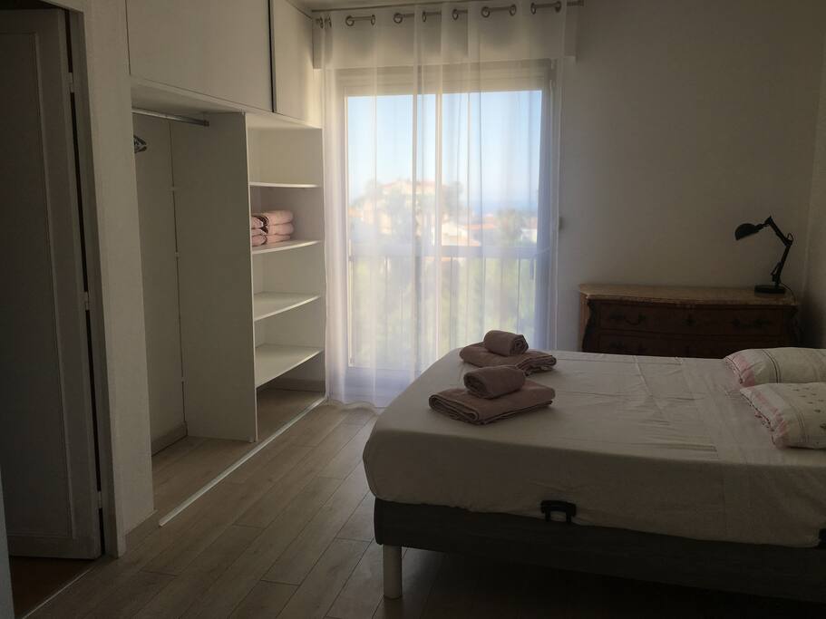 spacious bedroom with bathroom / chambre spacieuse donnant sur la salle de bain