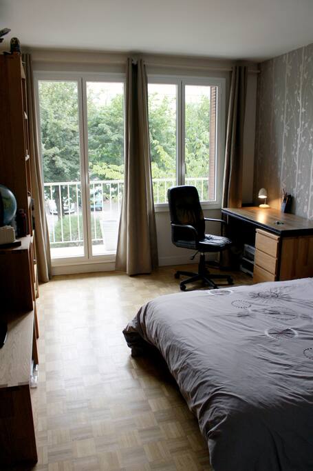 Première chambre avec balcon au sud et armoire