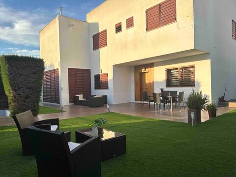 Luxurious 5-bedroom Villa with Pool