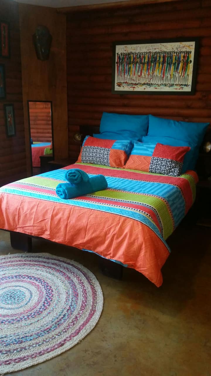 Segundo dormitorio con una cama doble y mucho espacio en el armario