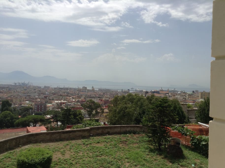 Panorama città verso direzione est (vista golfo e penisola Sorrentina)