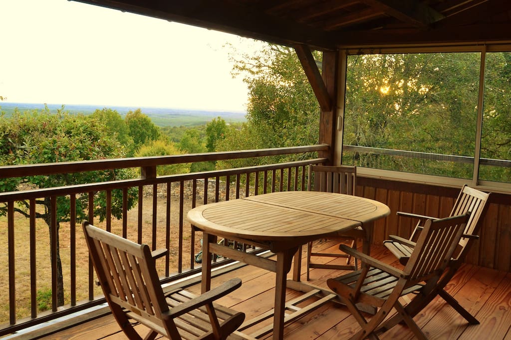 Terrasse couverte donnant sur le séjour, vue panoramique sur le causse