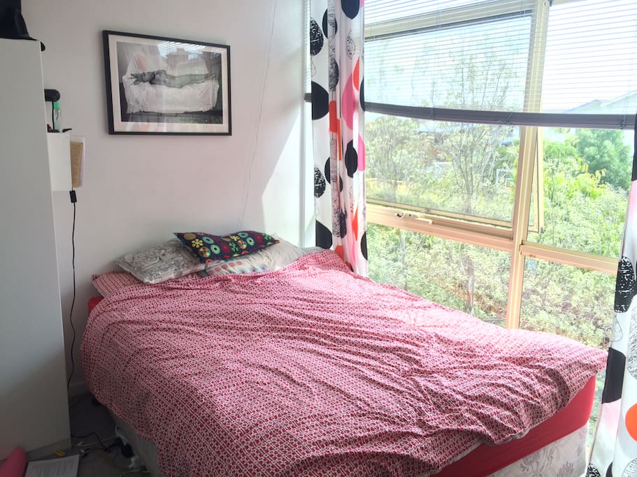 Queen sized bed with city views.