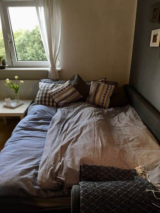 So gemütlich sieht das ausgeklappte Schlafsofa aus (1,40m x 2m)