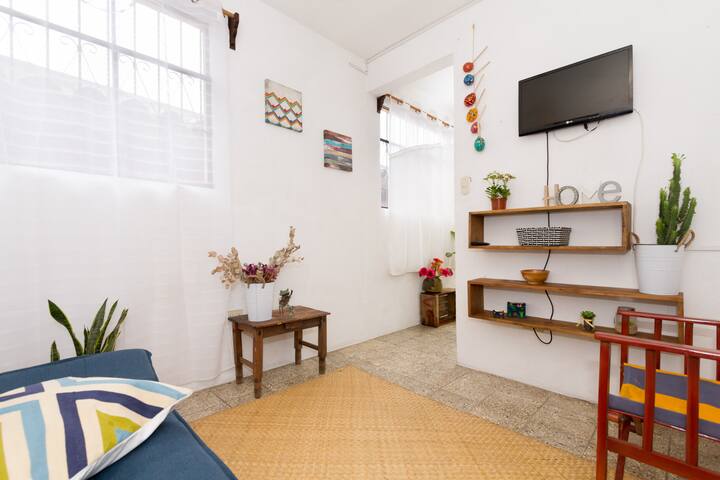 Colorful flat in the heart of Antigua