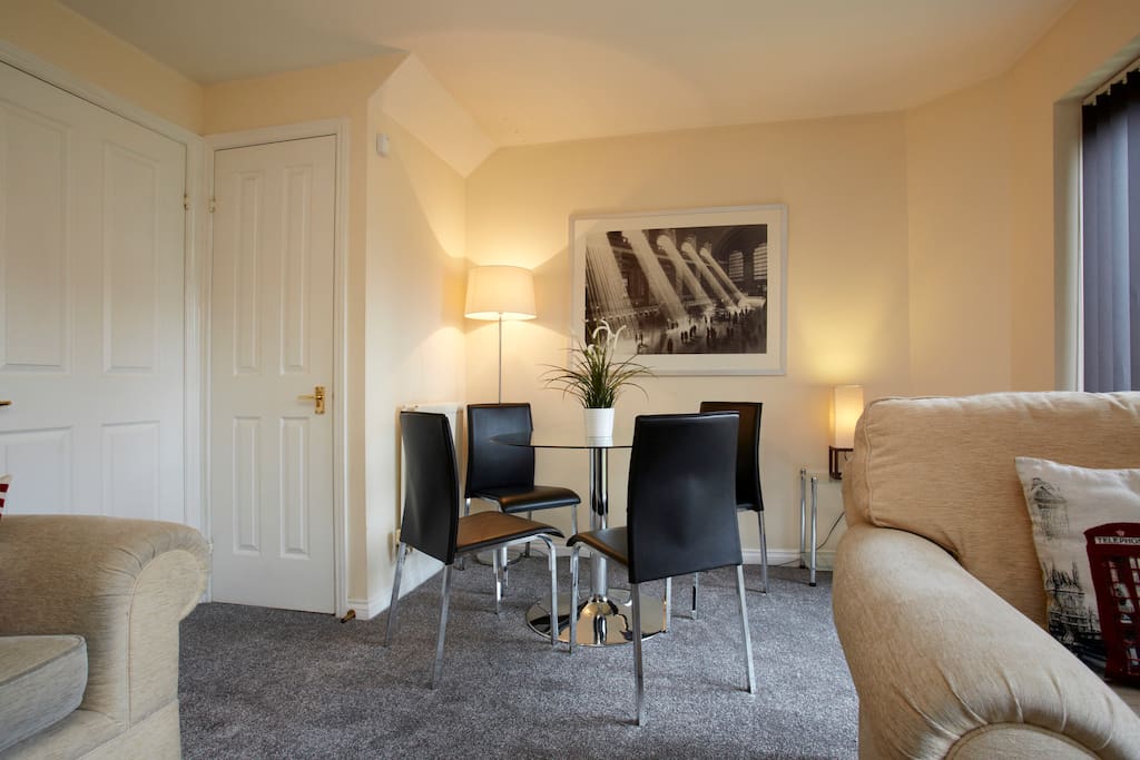 Dining area to seat 4 people