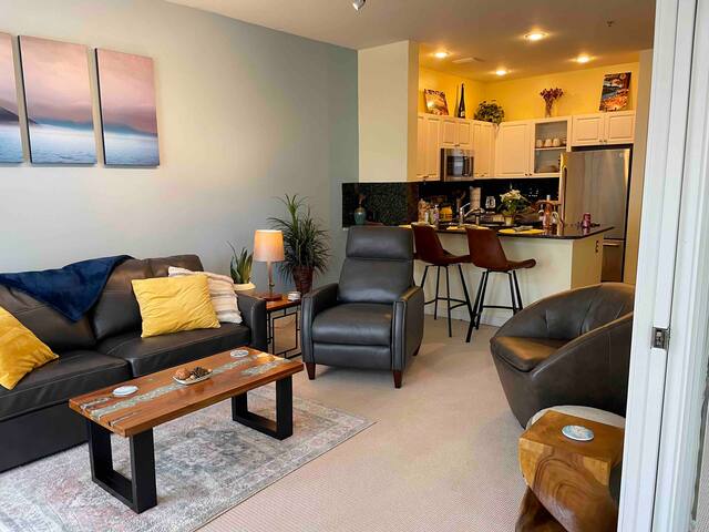 2BR VIEW! 98% Walk Score-FREE pkg-hot tub-pool gallery image 2