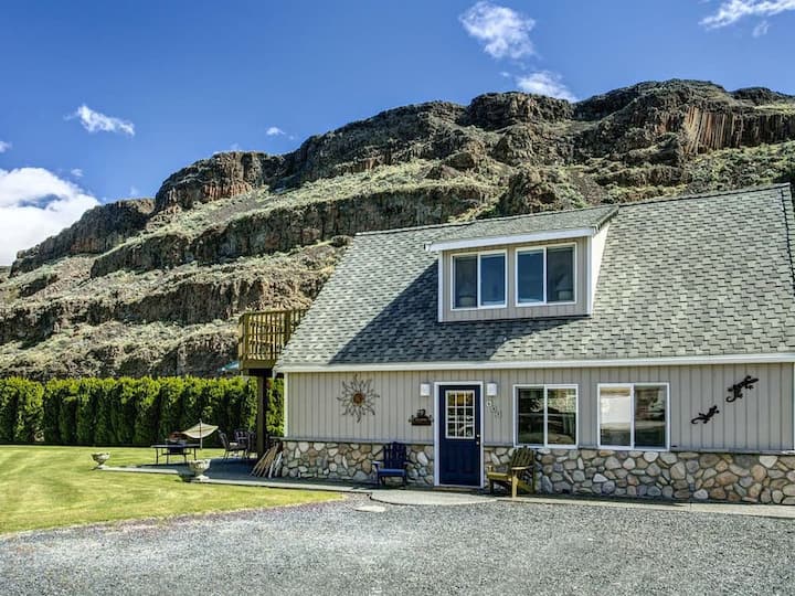 Cozy Cottage in Sunland near Amphitheatre Cottages for Rent in