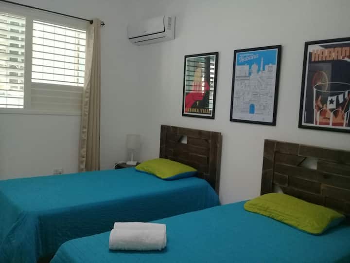 Ოთახი 2: გაინაწილეთ ორივე ოთახში. 