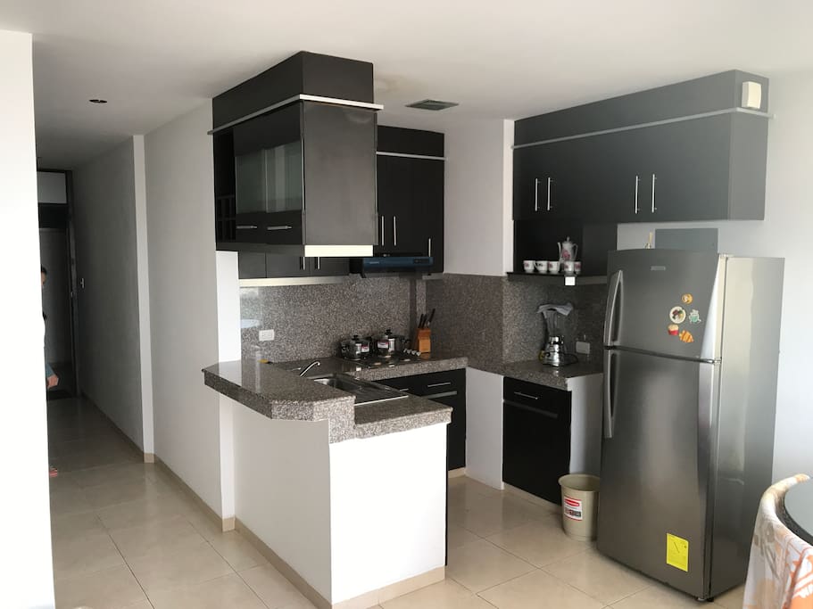 Cocina Electrica, y vajilla para 5 personas, juego de Ollas completo, licuadora, refrigerador.