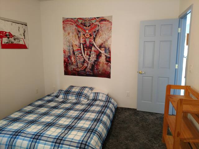No Frills Room - Close to Fair Grounds
