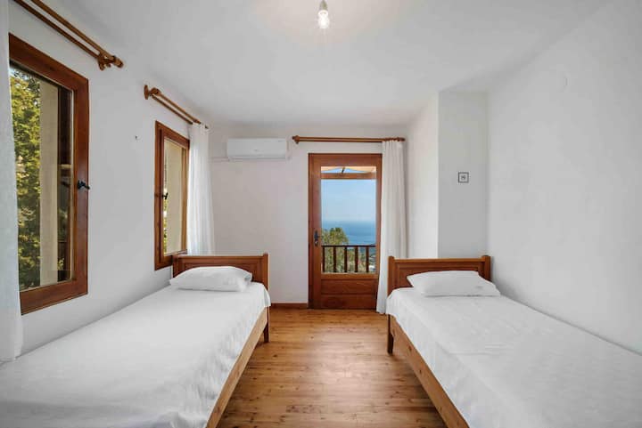 Chumba cha pili cha ghorofani kilicho na mwonekano wa bahari na bafu la chumbani