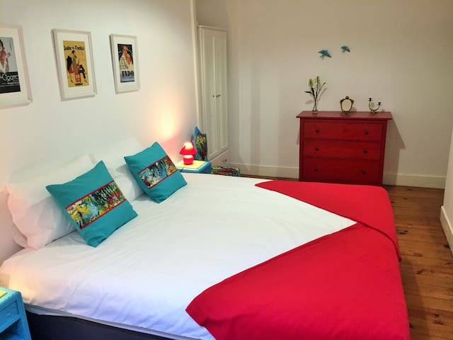 Spacious and quiet. 4 bedroom+2 wc, with lift.