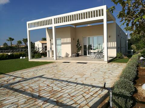 "La Scogliera" beachfront villa