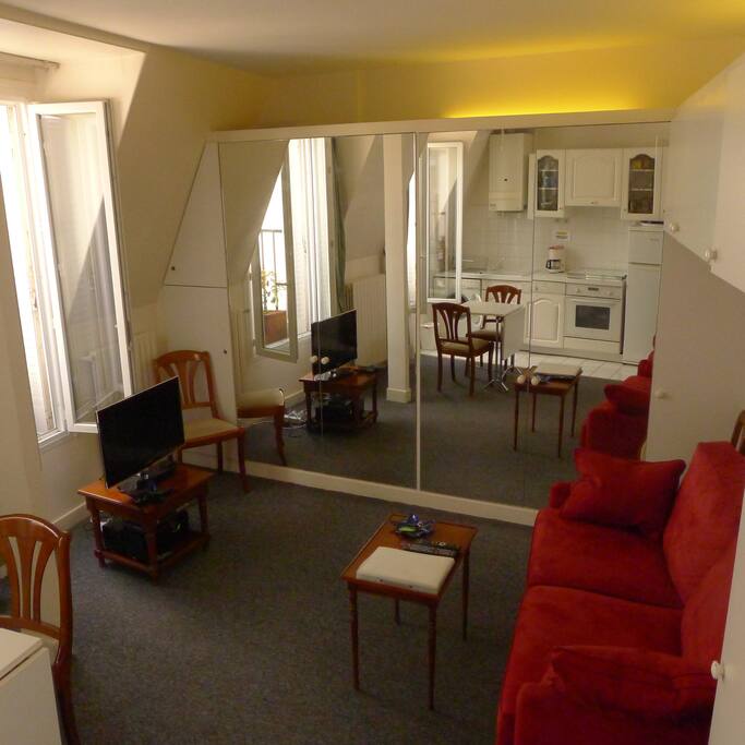 Cozy livingroom with pull out sofa, flat screen TV, storage space for your suitcases