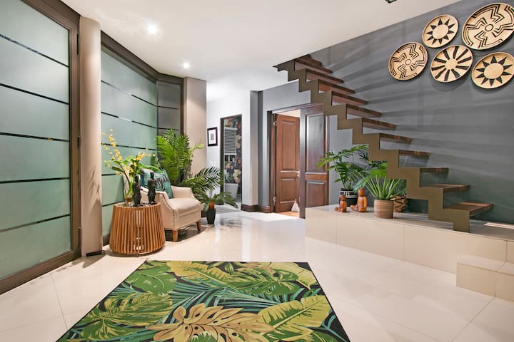 Elegant Urmarah with Lush Garden & Pool gallery image 2