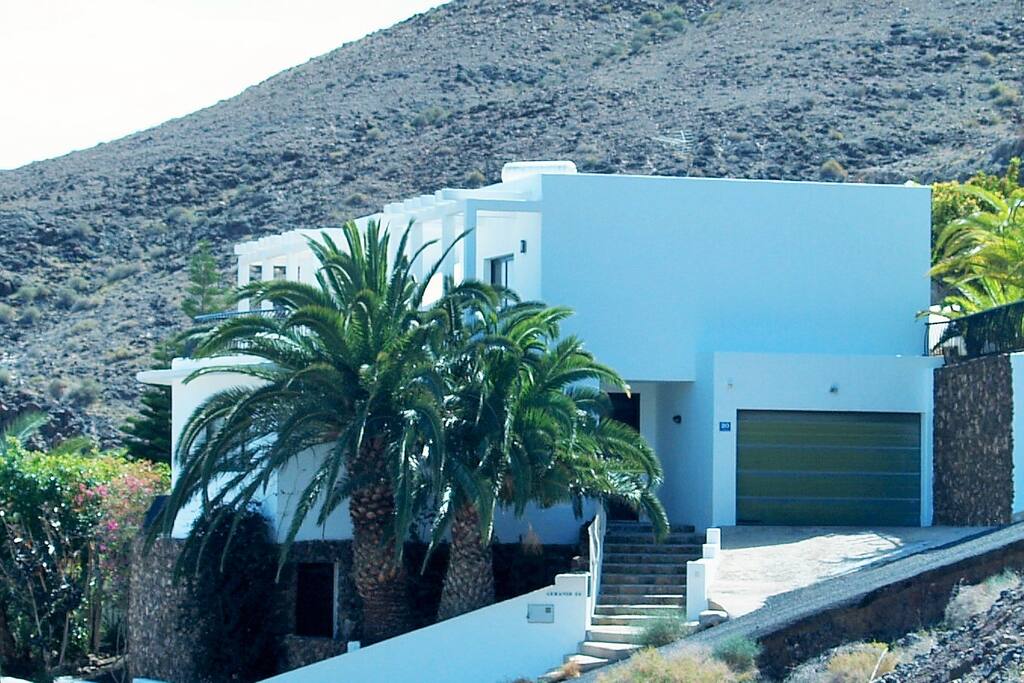 Sideview with garage