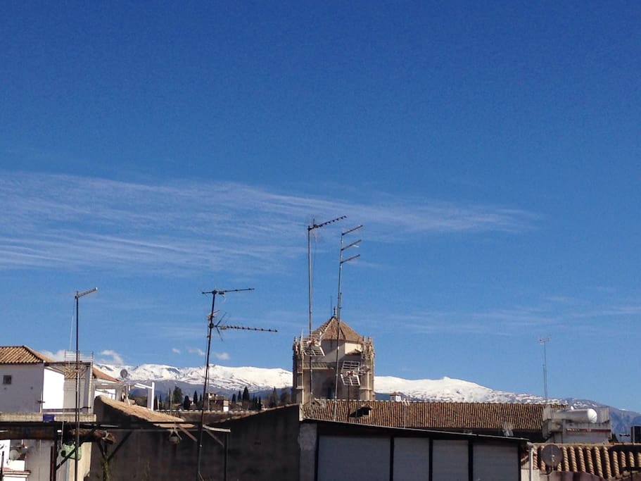 Vistas a Sierra Nevada y Hospital Real desde el balcón del salón