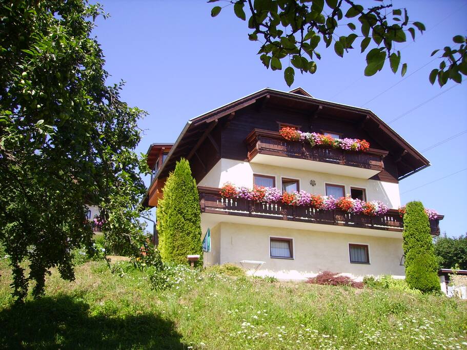 Vorderansicht Haus, Wohnung im obersten Stock