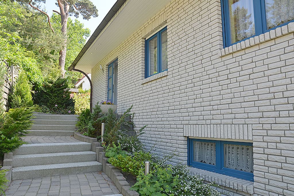 Die Hausansicht des Ferienhaus in Binz auf Rügen.