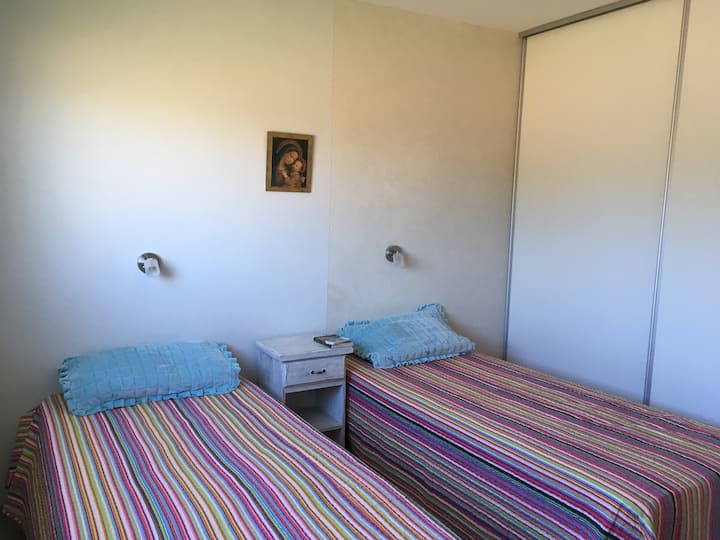 غرفة النوم الثانية: حمام داخلي مع حمام كامل، خزانة ملابس واسعة وتكييف هواء ساخن وبارد