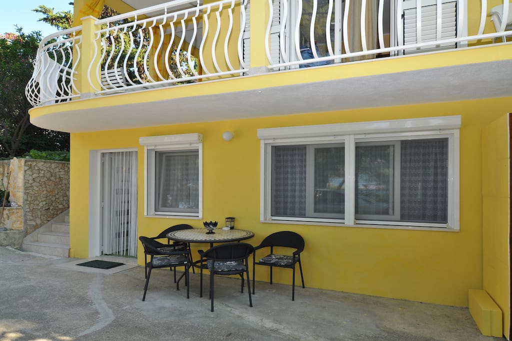 yard with barbecue, table and chairs