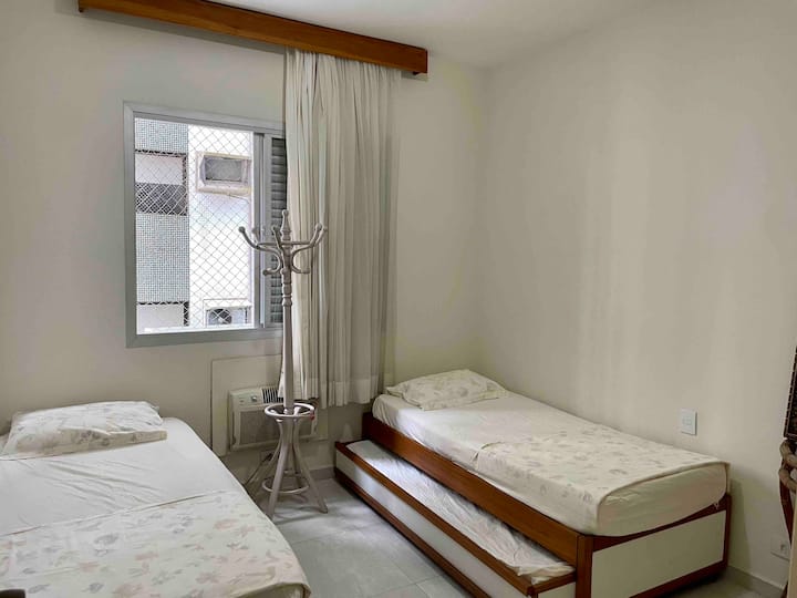 غرفة بسرير مزدوج