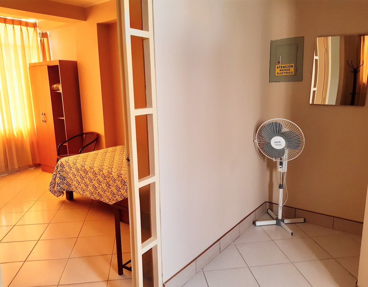 Vista habitación 02
02  Room with simple bed