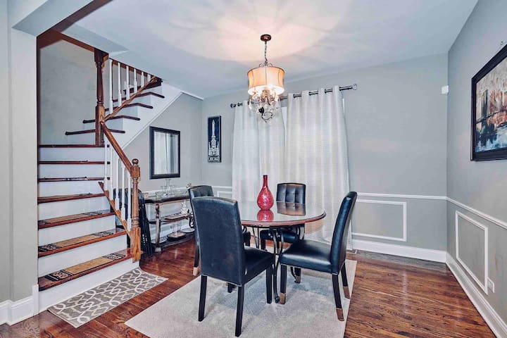 Historic 1920s bungalow near Logan Square !