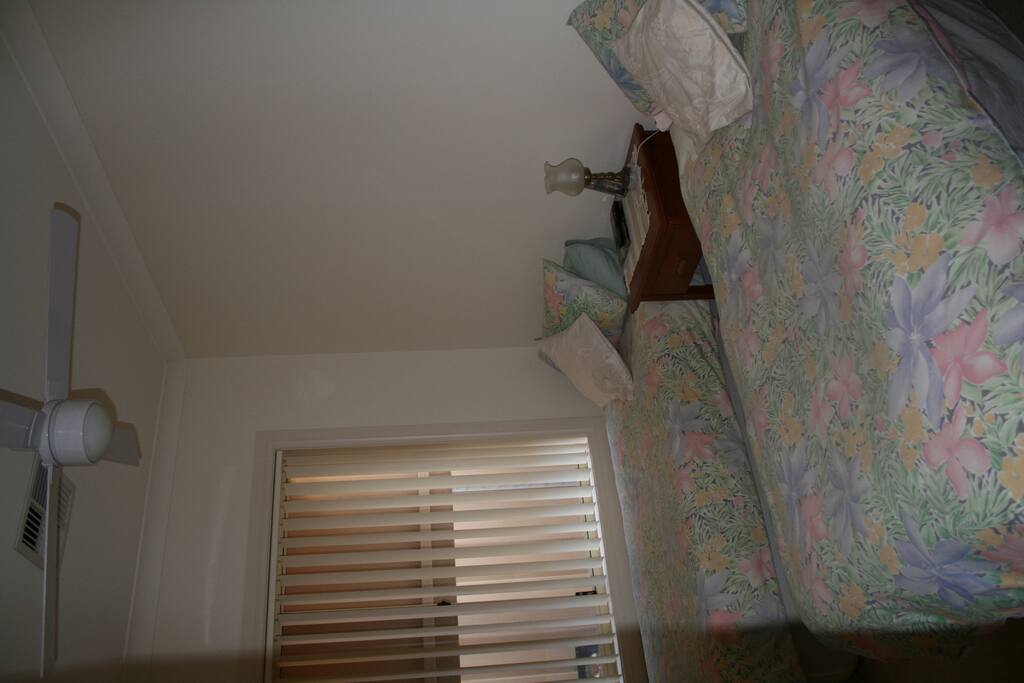 a/c, outside blinds and o'head fan